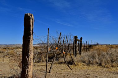 Bir Kuaför tel kapı tozlu çöl izi uzanır