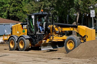Moorhead, Minnesota, 26 Temmuz 2017: çakıl iterek yol Greyder inşaat ve madencilik ekipmanları, doğal gaz ve dizel motorları ve endüstriyel gaz türbinleri üreticisi olan bir ürün Caterpillar, Inc, Dünya'nın liderlik ediyor 