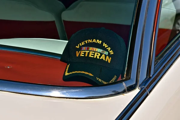 Cap Vietnam Veteran Lies Back Window Classic Old Car — Stock Photo, Image