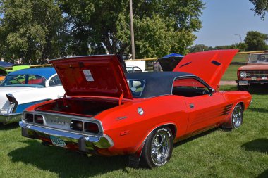 Yankton, Güney Dakota, 19 Ağustos 2017: restore edilmiş kırmızı ve siyah 1973 Dodge Challenger yıllık Riverboat gün görüntülenen üçüncü hafta sonu Ağustos Yankton, Güney Dakota'kutladı.