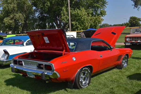 Yankton, Güney Dakota, 19 Ağustos 2017: restore edilmiş kırmızı ve siyah 1973 Dodge Challenger yıllık Riverboat gün görüntülenen üçüncü hafta sonu Ağustos Yankton, Güney Dakota'kutladı.
