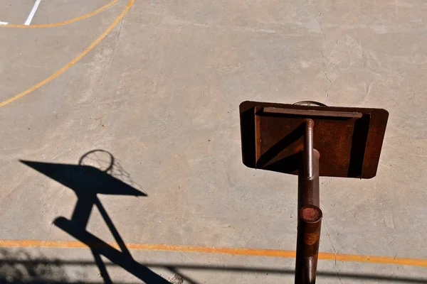 Açık Bir Sedye Rim Net Gölgeli Bir Dış Basketbol Sahasına — Stok fotoğraf