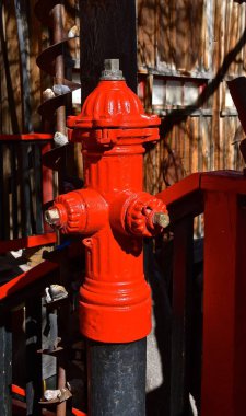 Klasik eski kırmızı yangın hidrant bir maden kasabası bitişik sıkıcı için büyük bir matkap delikleri