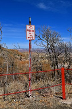 İşaretleri arasında bir yol işareti uzak bir dağ içinde otopark ve şehir incelemesi