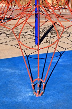 Bir açık hava tırmanma orman spor salonunun halatlar gölgeler altında yastıklı zemin edir