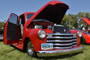 Yankton, Güney Dakota, 19 Ağustos 2017: Restore klasik kırmızı 1962 Chevy kamyonet Riverboat gün Yankton, SD, her yıl düzenlenen her Ağustos 3 hafta sonu araba gösterisinde görüntülenir.