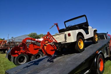 Dalton, Minnesota, 8 Eylül 2017: Bir düz yatak römork üzerinde pulluk çengel geri yüklenen bir Willys Jeep-ecek var olmak göstermek yıllık Eylül Dalton, Mn traktör gösteri nereye 1000'ler katılmak.