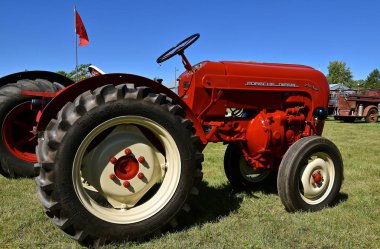 Dalton, Minnesota, 8 Eylül 2017: Restore edilmiş kırmızı Porsche dizel traktör yıllık Dalton, Mn traktör gösteri nereye 1000'ler her 2 hafta sonu Eylül katılmak görüntülenir.