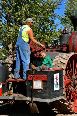 Dalton, Minnesota, 8 Eylül 2017: Bir Tanımlanamayan baba-oğul açılan işletmek bir buhar motoru yıllık Dalton, Mn traktör ve çiftlik gösterisi nerede 1000'ler, katılmak her Eylül 2 hafta sonu. 