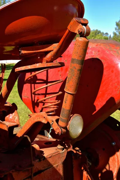 Ressort Sur Vieux Siège Tracteur Rouge Avec Amortisseur Attaché — Photo