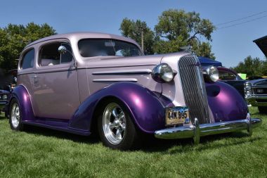 Yankton, Güney Dakota, 19 Ağustos 2017: restore klasik mor 19736 Chevy Master Sedan street rod arabada görüntülenir Fuarı'nda Riverboat gün Yankton, SD, her yıl her Ağustos 3 hafta sonu düzenlenen.