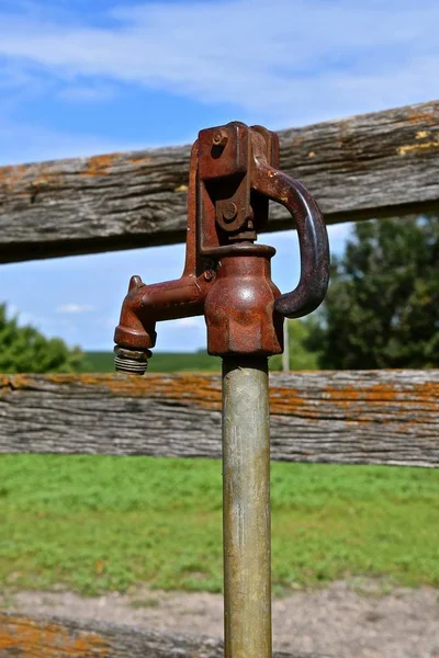 Obszarów Wiejskich Water Bateria Czop Wzdłuż Ogrodzenia Drewniane — Zdjęcie stockowe