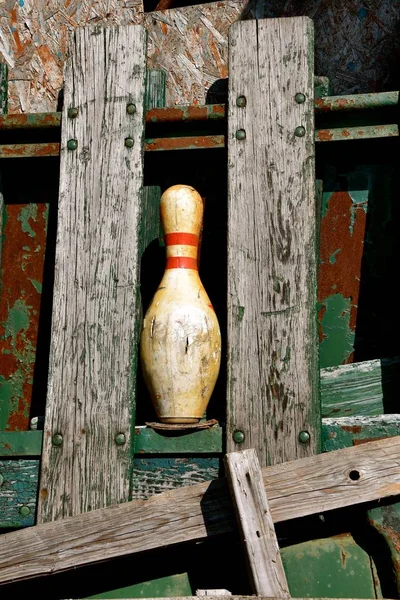 Staré Opotřebované Bowling Pin Zahozen Ponechána Odpadky — Stock fotografie