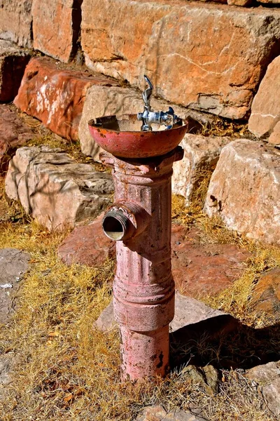 古い消火栓は水のみ場に変換されます — ストック写真