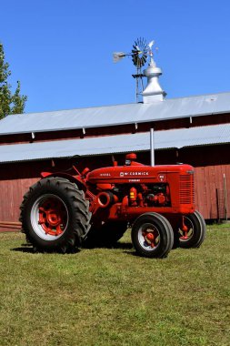 Dalton, Minnesota, 8 Eylül 2017: Eski bir W6 Mccormick dizel traktör yıllık Eylül Dalton, Mn çiftlik Harman göstermek nerede 1000'ler her Eylül ayının ikinci haftası katılmak görüntülenir.