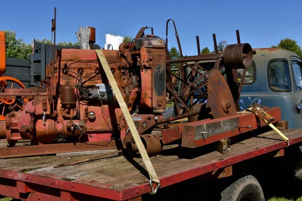 Duży Stary Ciągnik Lub Silnik Ciężki Sprzęt Używany Zasilania Piły — Zdjęcie stockowe