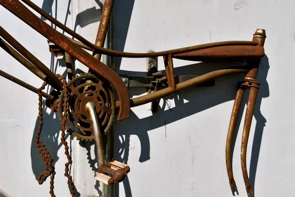 Uma Velha Estrutura Bicicleta Enferrujada Pendurada Uma Parede Que Serve — Fotografia de Stock