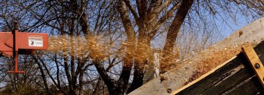 Bir ağaç parçalayıcı darbeler çöp içine burada uçan malzeme tehlike işareti okur yüksek hızda bir römork