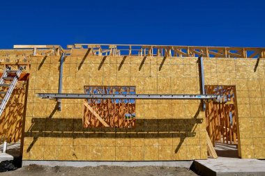 Merdiven ve yerde bir inşaat sahasında iskele