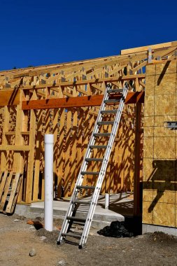 İskele ve bir merdiven üzerinde yeni bir inşaat alanı kullanılıyor 