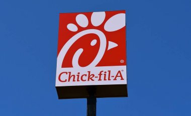 St Cloud, Minnesota, 22 Nisan 2018: Chick-fil-A işaret ve logosu olan üniversite şehir parkında, merkezi bir Amerikan fast food restoran zinciri Georgia. 