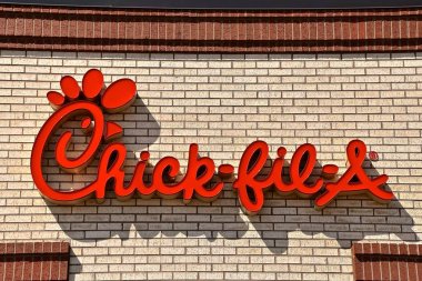 St Cloud, Minnesota, 22 Nisan 2018: Chick-fil-A işaret ve logosu olan üniversite şehir parkında, merkezi bir Amerikan fast food restoran zinciri Georgia. 