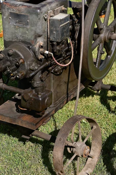 Eski Bir Yağlı Yağlı Benzin Motoru Closeup Taşınabilir Bir Arabaya — Stok fotoğraf