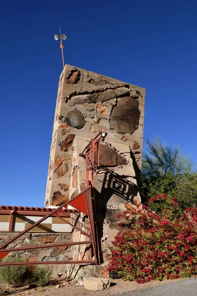 スコッツデール アリゾナ州 2018 象徴的な芸術構造によって タリアセン ウェストへの入り口冬の家の建築家のフランク ロイド ライト建築 スコッツデール アリゾナ州の近くの砂漠で — ストック写真