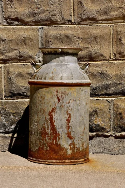 Vieja Lata Leche Antigua Oxidada Largo Una Pared Ladrillo Decorativo — Foto de Stock