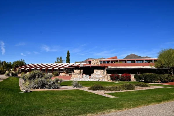 スコッツデール アリゾナ州 2018 タリアセン ウェスト 建築家フランク ロイド ライトの冬の家と元の 1937 年にアリゾナ州スコッツデールの近くの砂漠で学校建築の建築観 — ストック写真