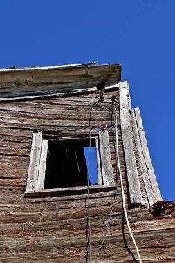 Yere yıkılıyor eski bir ahır kalıntıları izolatörler elektrik telleri asmak