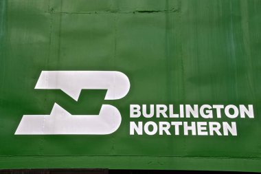 Nisswa, Minnesota, 24 Nisan 2018: Bn logo yeşil vagon tarafında beri Bnsf, Berkshire Hathaway iştiraki bir parçası haline gelmiştir Burlington Northern mülkiyeti bir zamanlar.