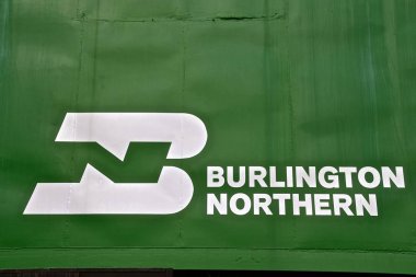 Nisswa, Minnesota, 24 Nisan 2018: Bn logo yeşil vagon tarafında beri Bnsf, Berkshire Hathaway iştiraki bir parçası haline gelmiştir Burlington Northern mülkiyeti bir zamanlar.