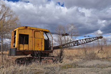 Bir eski terk edilmiş sürükle hattı genişletilmiş bir patlama ile yabani ot ve fırça bir yama bozulmaya yaptı