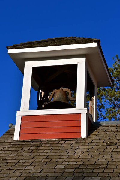 Восстановленная колокольня и школьный колокол однокомнатной школы
.