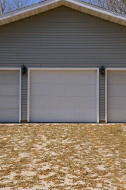 Kavak ağacı tohumları bir driveway bahar sezonunda çöp.