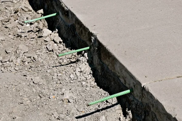 Des Tiges Renfort Sortent Allée Dans Projet Réparation Des Bordures — Photo