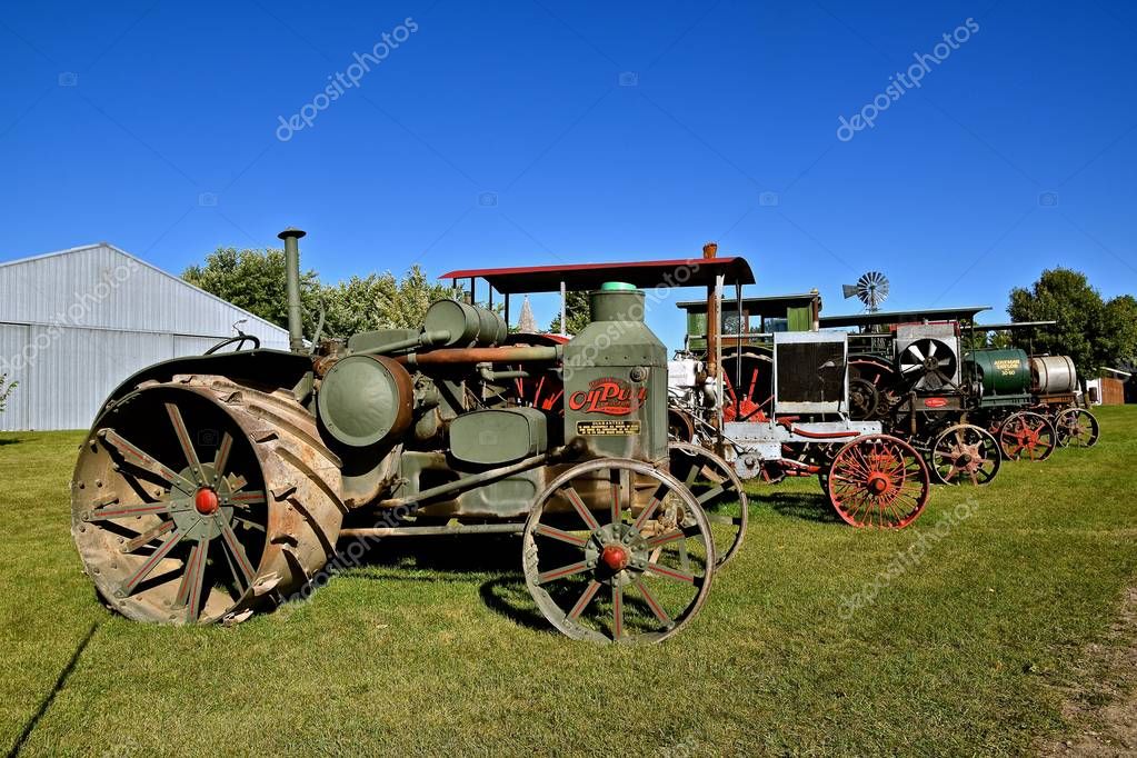 DALTON, MINNESOTA, 8 de septiembre de 2017 Un tractor Rumely Oil Pull Steam Engine restaurado