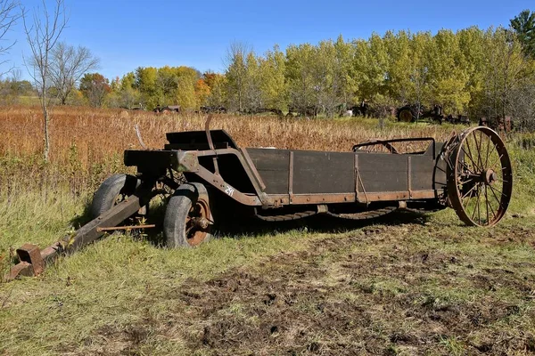 Old Pull Rusty Manure Spreader Parked Pasture Long Grass Autumn — Zdjęcie stockowe