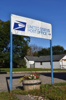 Fort Ransom, Kuzey Dakota, 27 Eylül 2019: Sıkıntılı Usps tabelası, Fort Ransom, Kuzey Dakota 'daki küçük bir kasabadaki postanenin reklamını yapıyor..