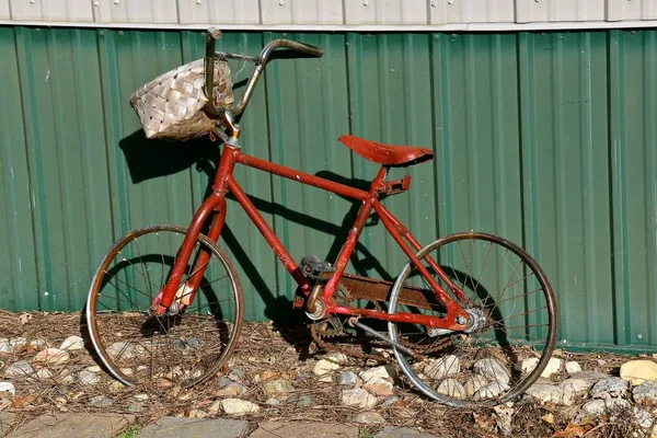 Uma Bicicleta Velha Sem Pneus Inclina Contra Galpão Metal — Fotografia de Stock
