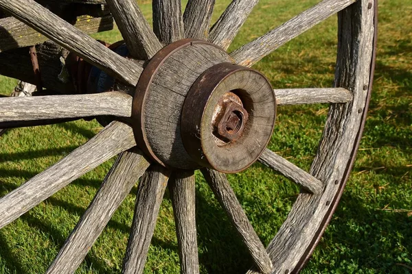 Closeup Old Wagon Wheel Wood Spokes Hub Axle — Stock Photo, Image