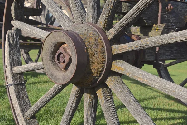 Closeup Old Wagon Wheel Wood Spokes Hub Axle — Stock Photo, Image