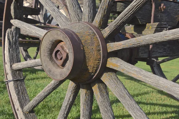 Primo Piano Una Vecchia Ruota Del Carro Con Raggi Legno — Foto Stock