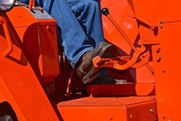 Operatören Restaurerad Orange Traktor Sträcker Foten Kopplingspedalen — Stockfoto