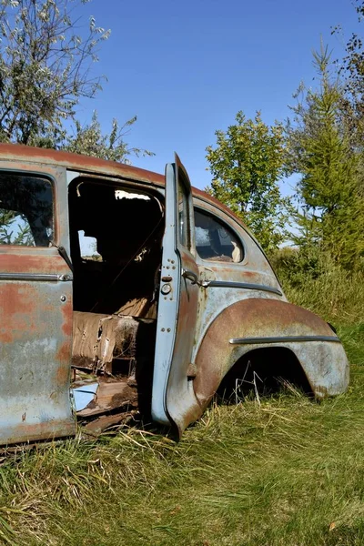 Ein Altes Rostiges Schrottreifes Auto Mit Einer Teilweise Geöffneten Selbstmordtür — Stockfoto