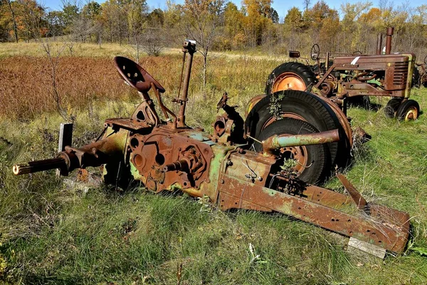 旧拖拉机的车架落在田里了 — 图库照片