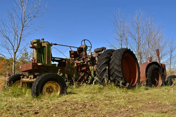 Rammen Gammel Traktor Med Mange Dobbeltdekk Mangler Mange Deler Befinner – stockfoto