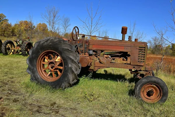 Egy Rozsdás Rozsdás Traktor Túlméretezett Hátsó Kerékkel — Stock Fotó