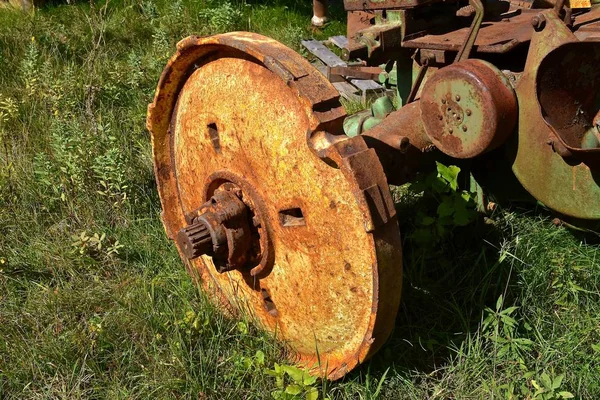 Roda Enferrujada Sem Pneu Pertence Velho Tractor — Fotografia de Stock